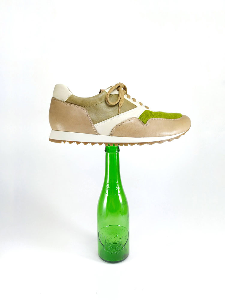 Zapatillas ecológicas y botella de Alhambra Reserva 1925