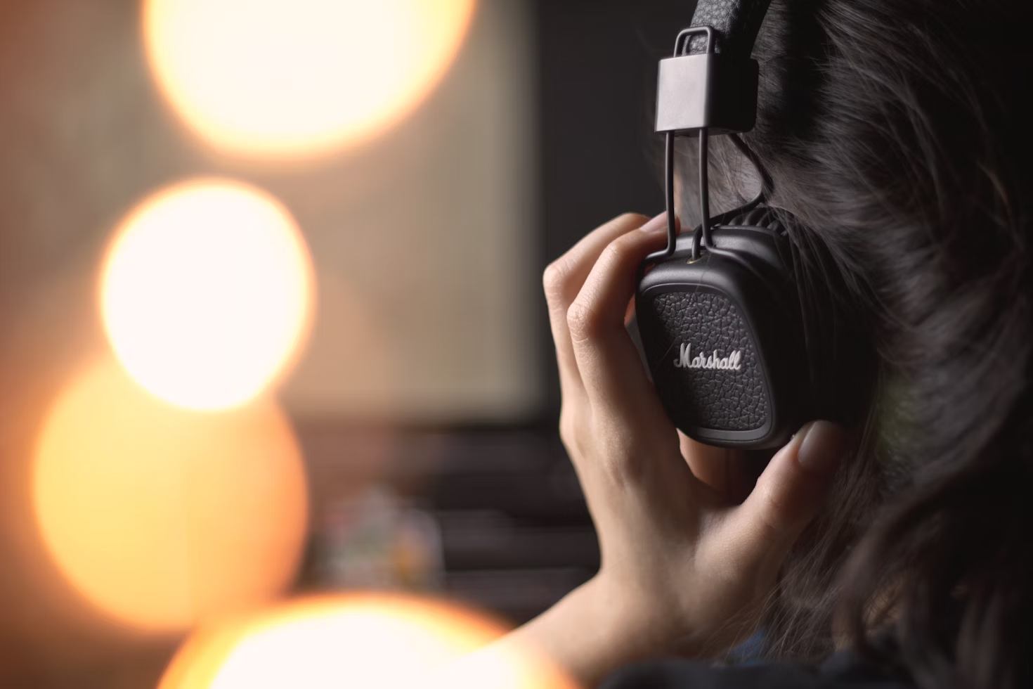 Una persona escucha música con auriculares