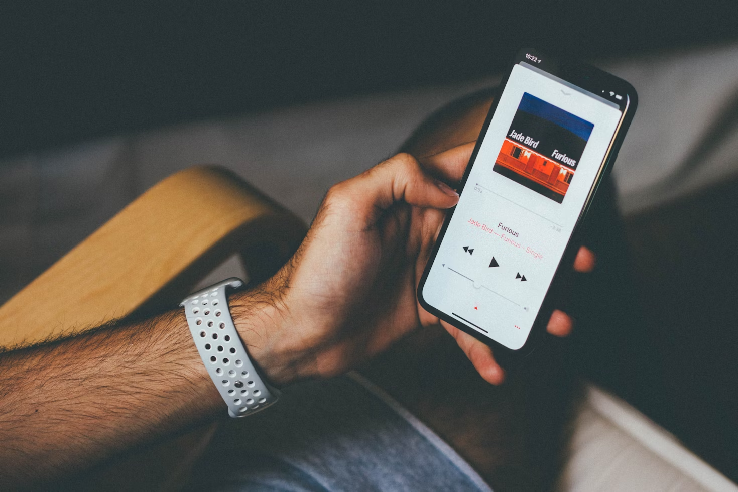 Una persona busca música en streaming con su móvil