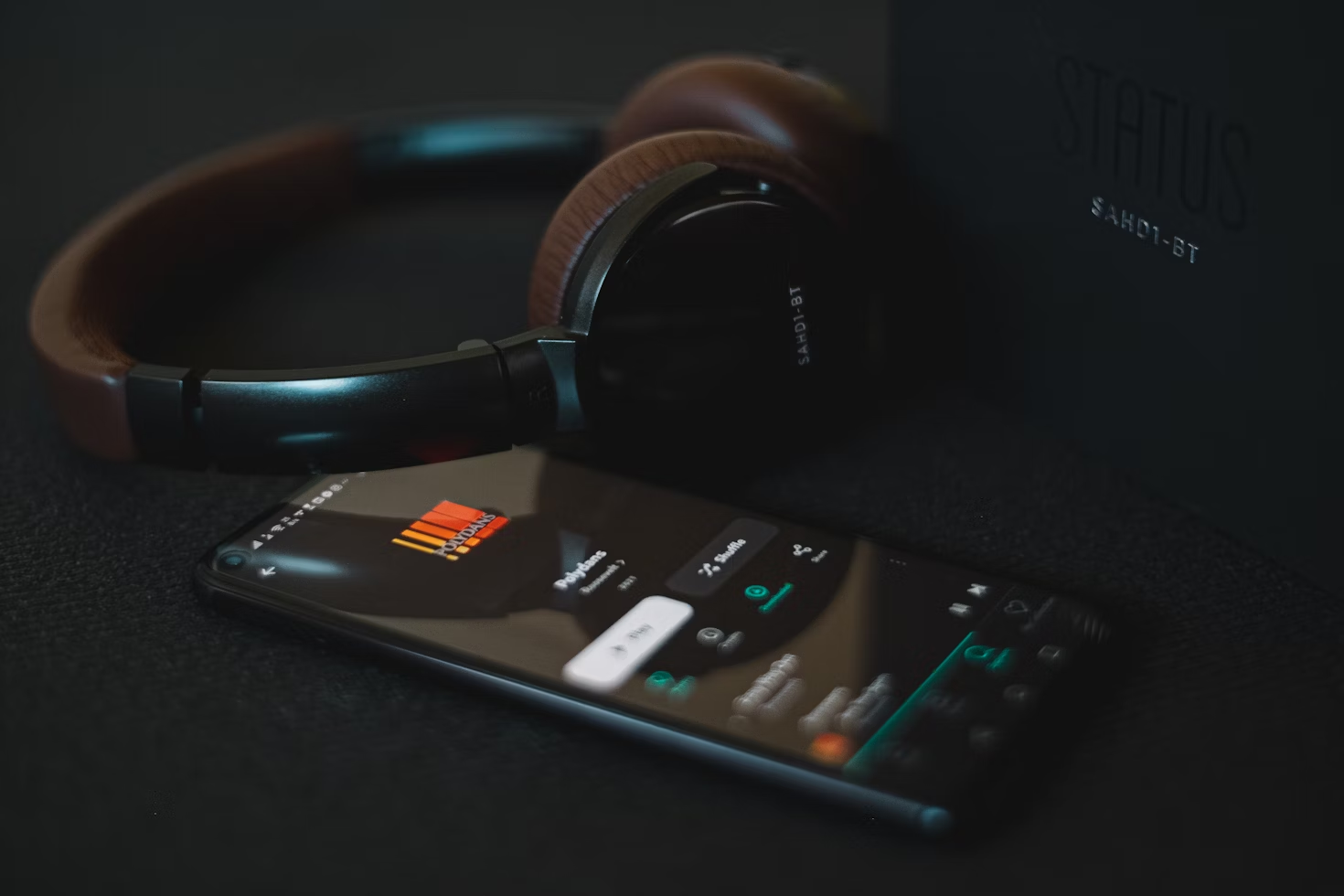 Un teléfono móvil junto a unos auriculares