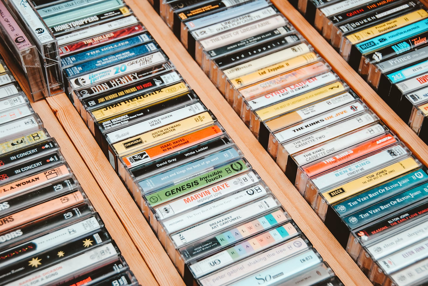 Colección de cassettes organizada en una estantería.