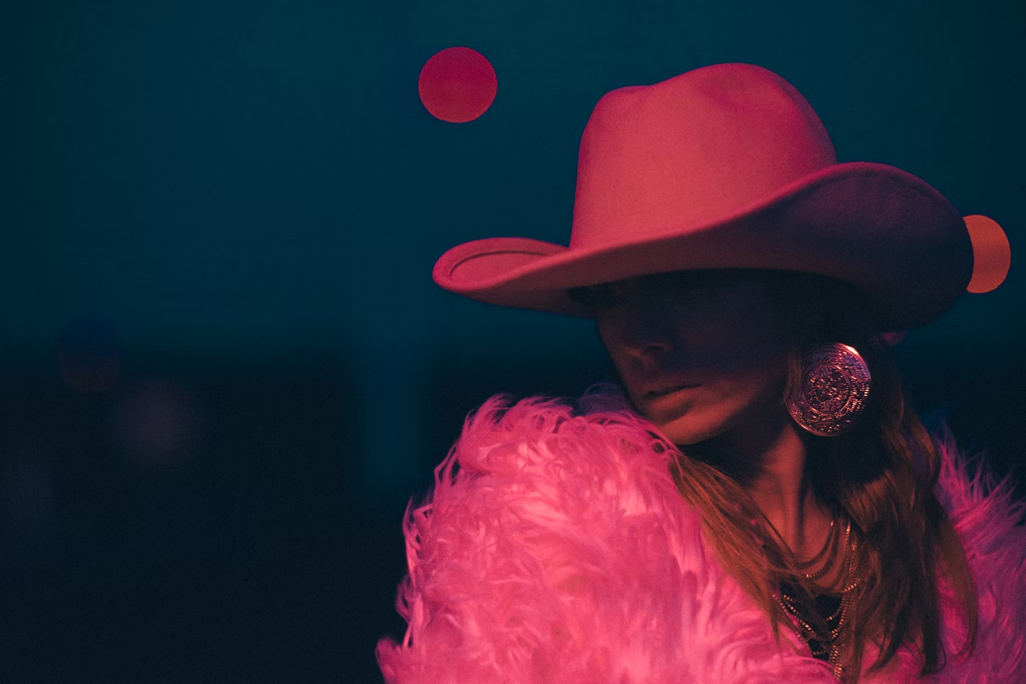 Mujer con sombrero cowboy.