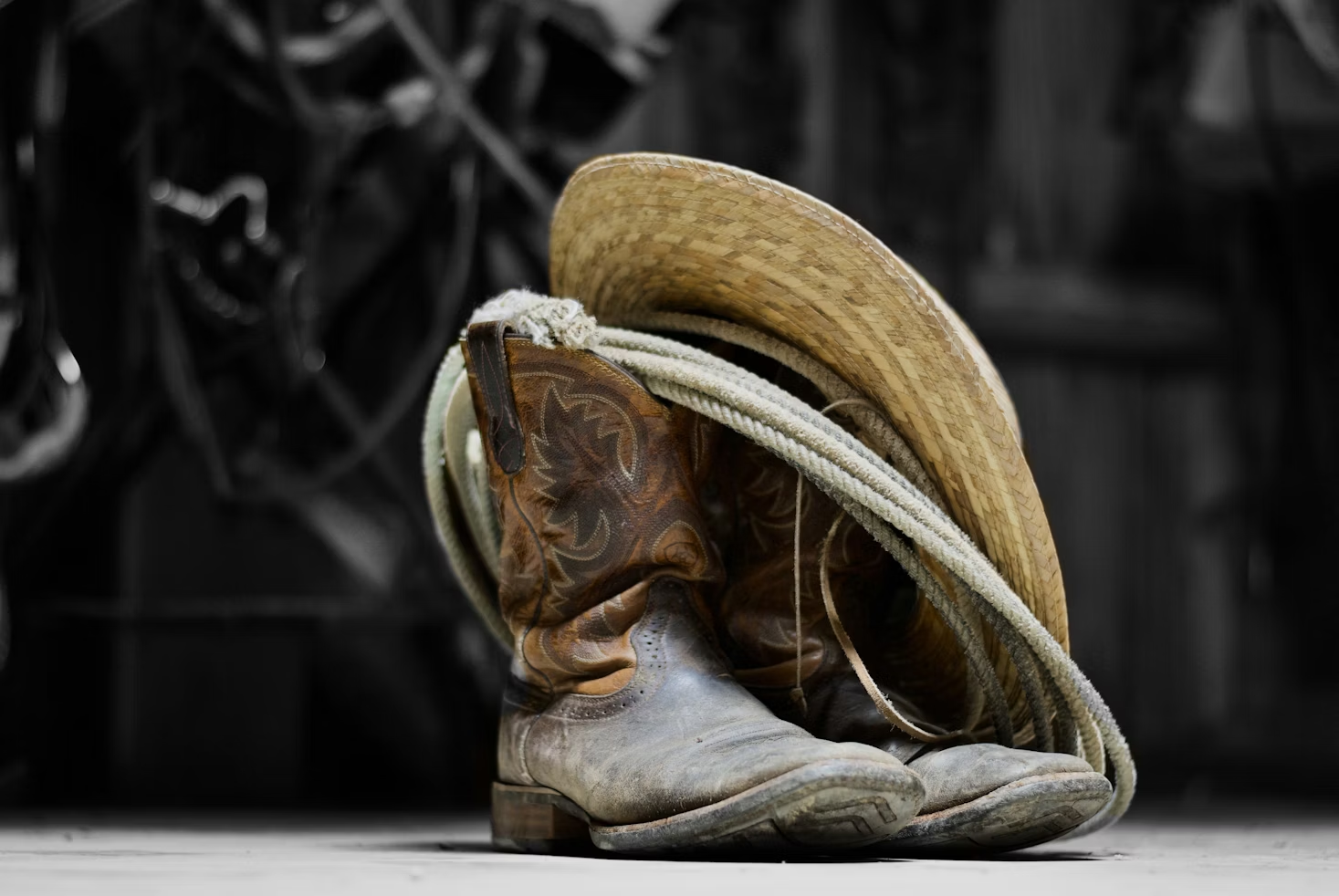 Botas vaqueras y sombrero vaquero.