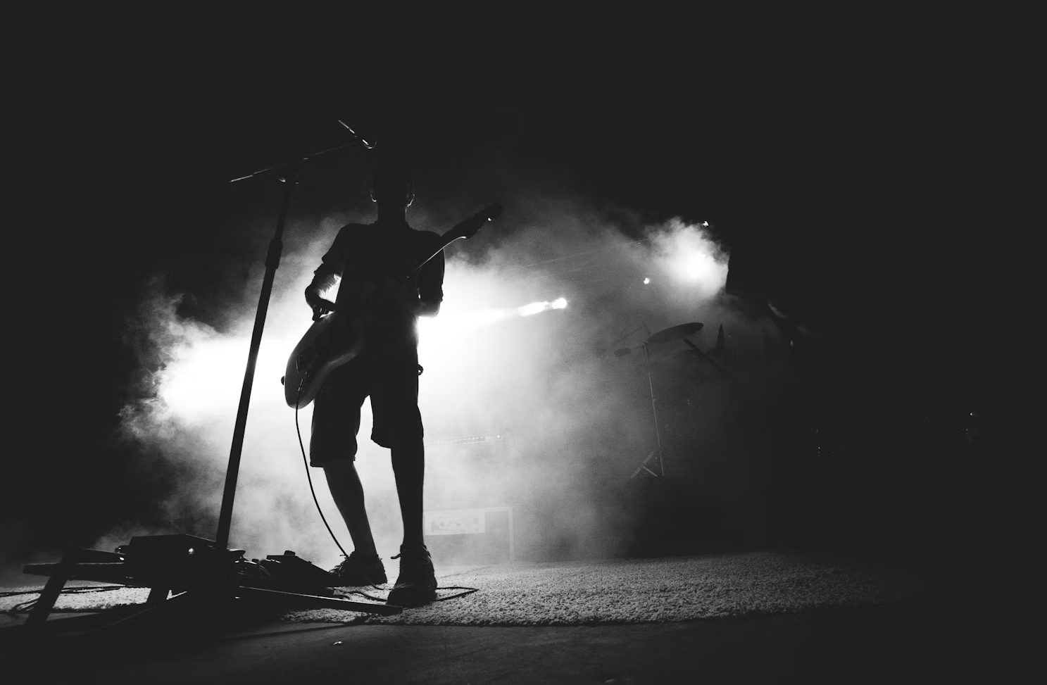 Guitarrista tocando entre el humo.