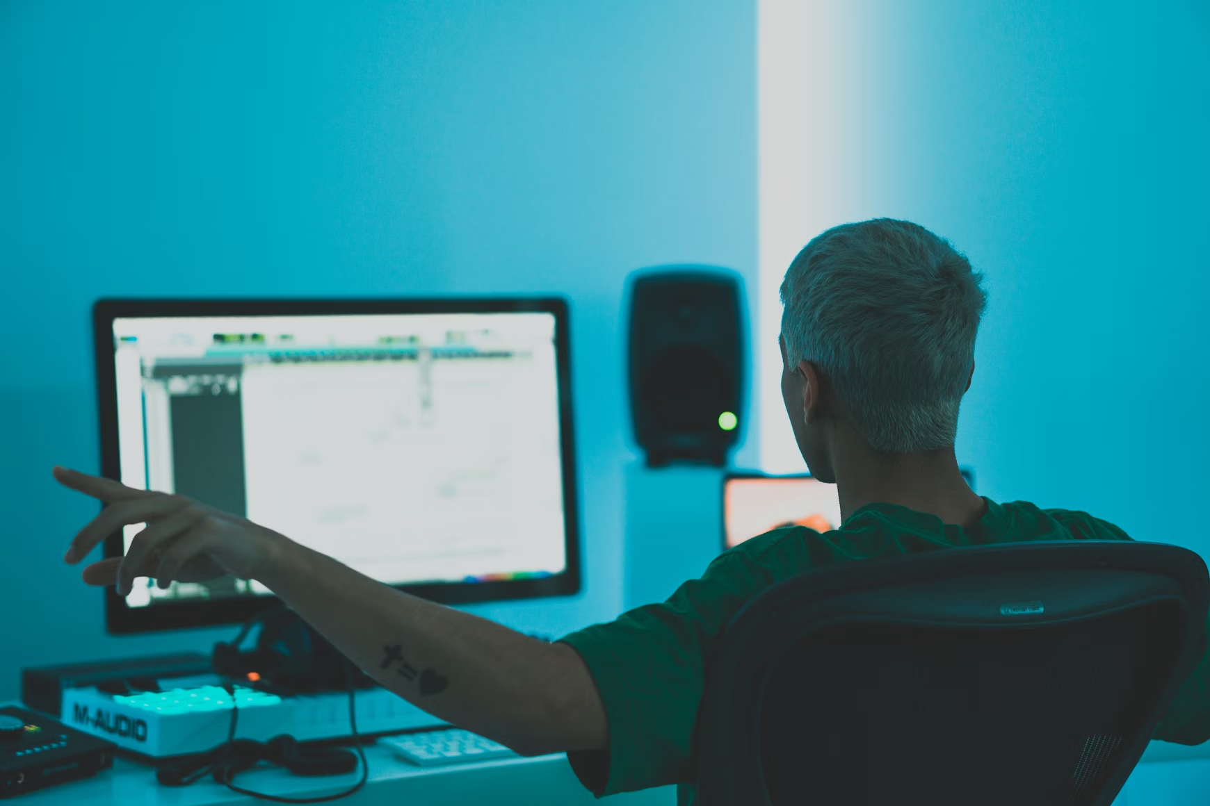 Joven trabajando en un estudio de música
