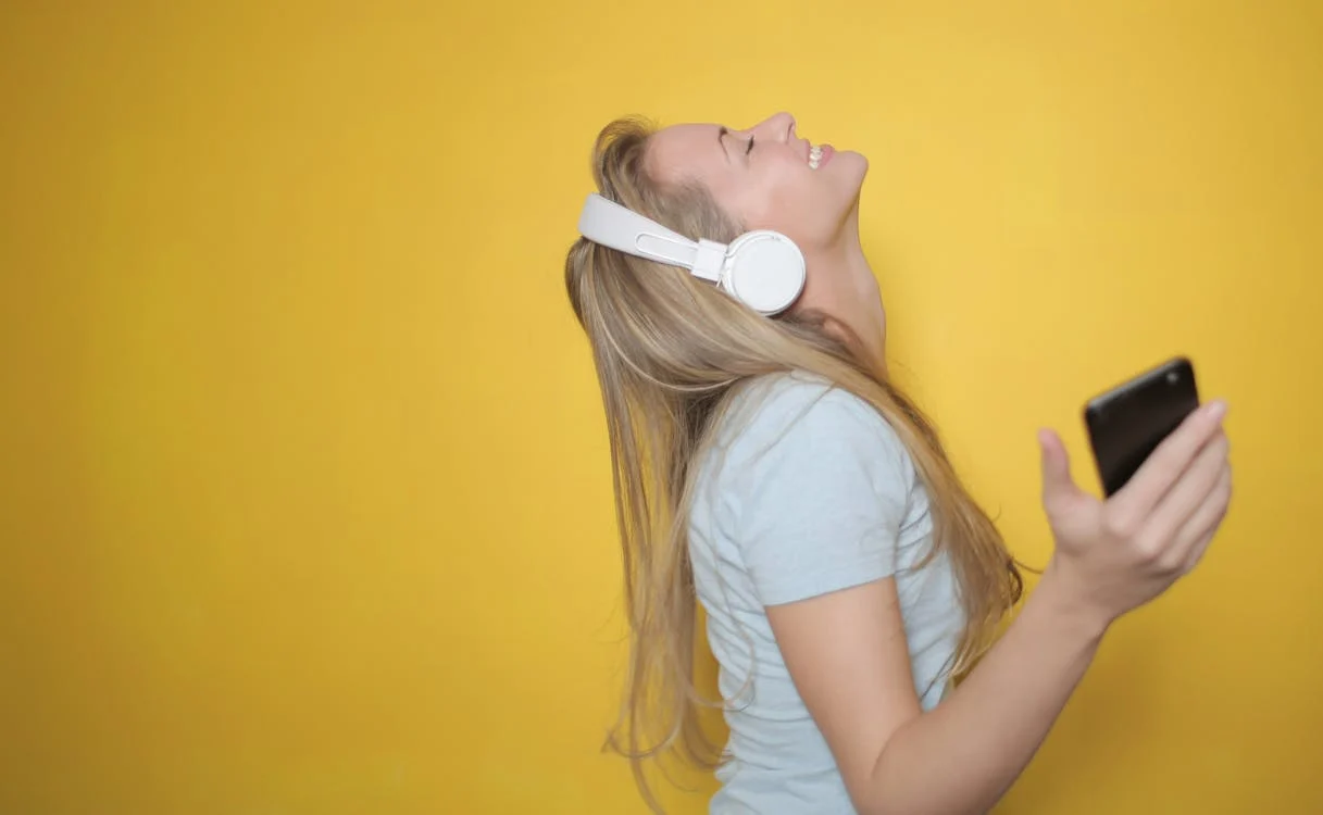 Una joven escucha música con su smartphone