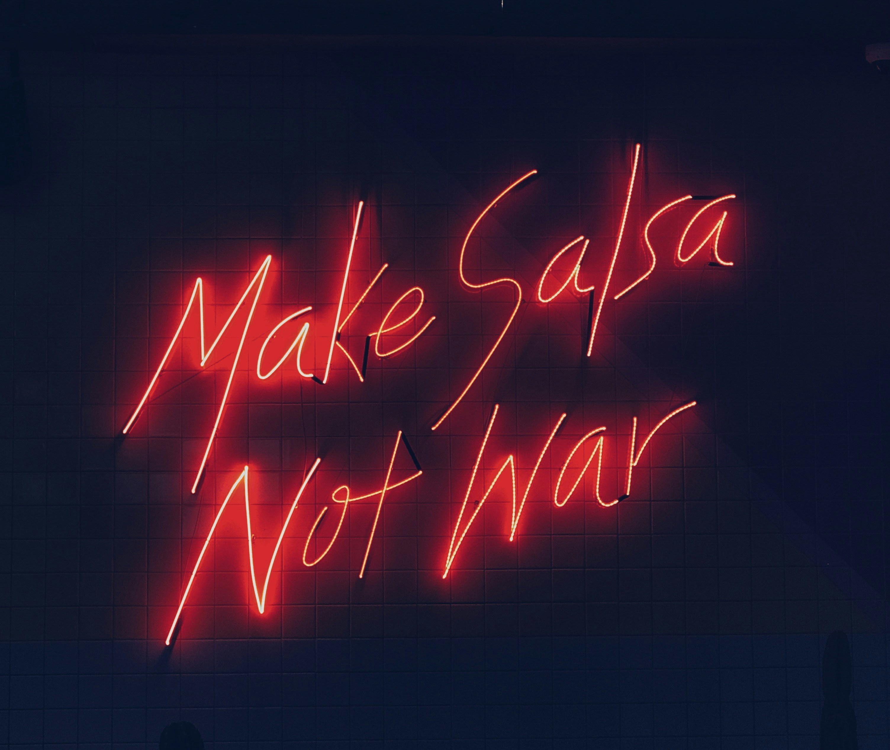 Cartel de neón 'Make Salsa Not War'.