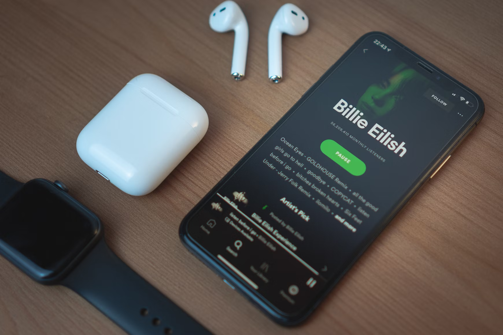 Teléfono reproduciendo música de Billie Eilish.