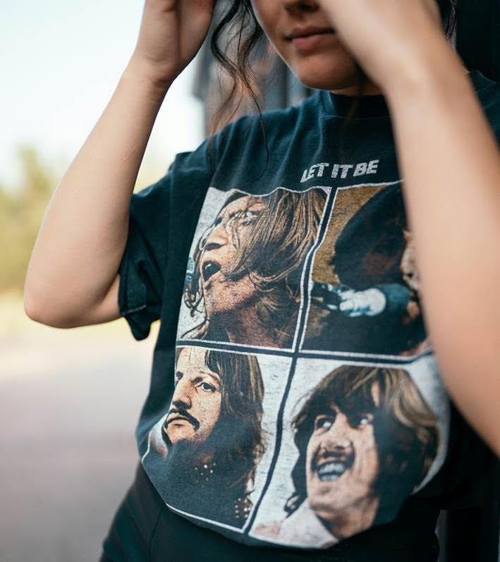 Joven vistiendo una camiseta de The Beatles.