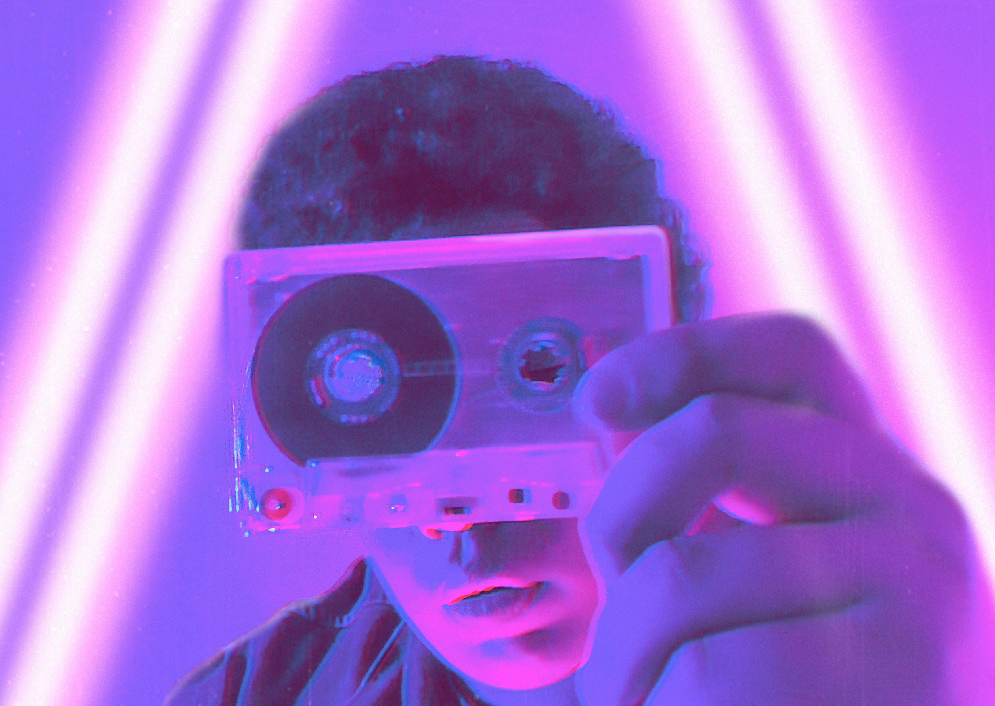Un joven sostiene un cassette.