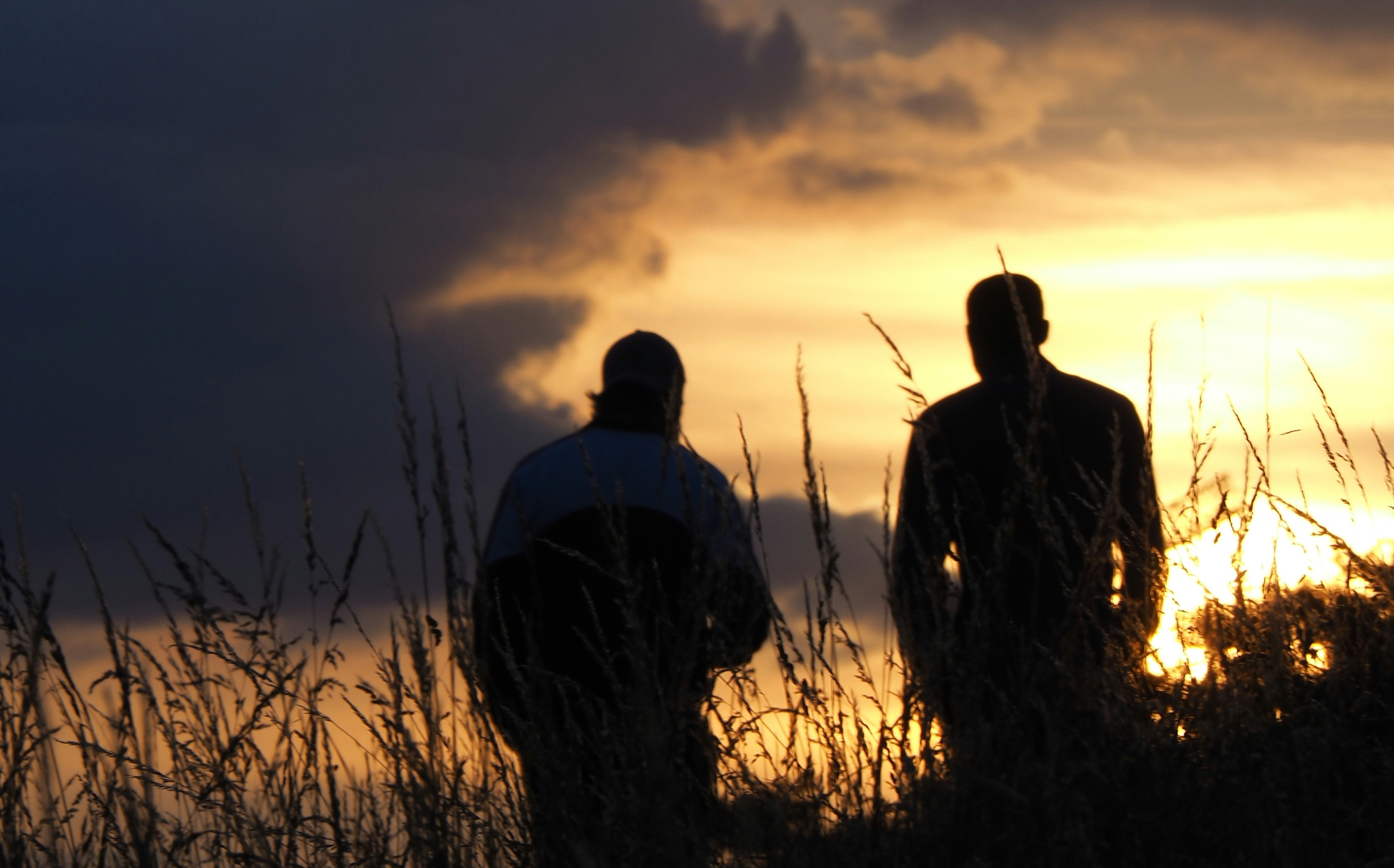 Dos personas observan el atardecer.