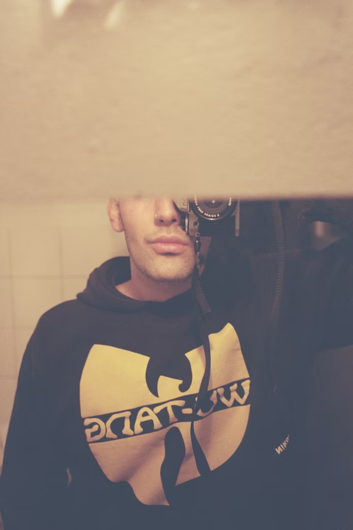 Joven con una sudadera de Wu Tang Clan.