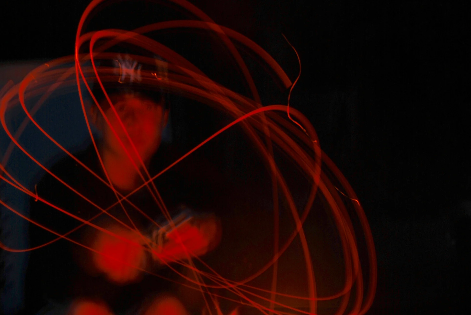 Un artista crea una estela de luz con sus manos.