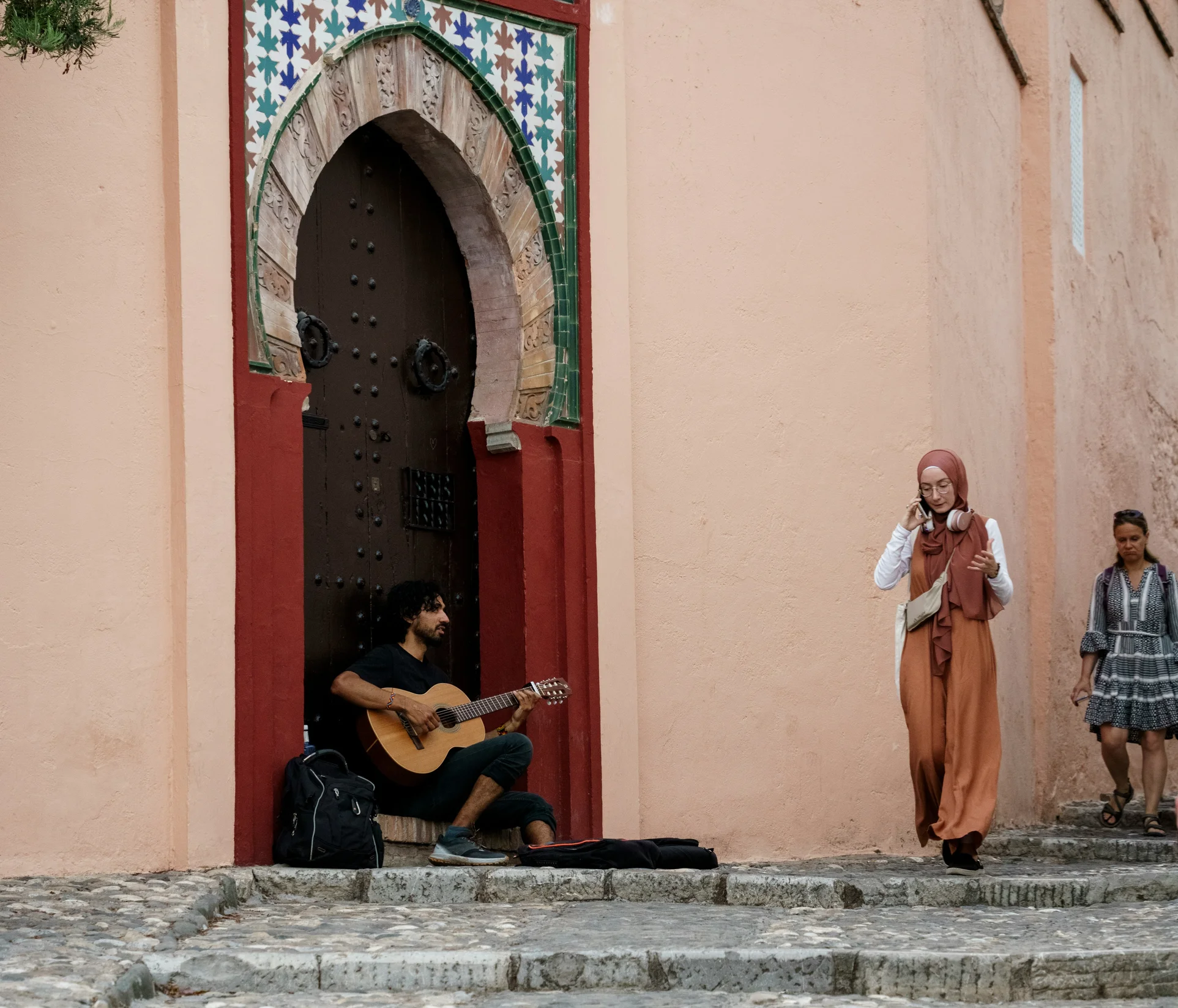 Un joven toca la guitarra en las calles de Granada.