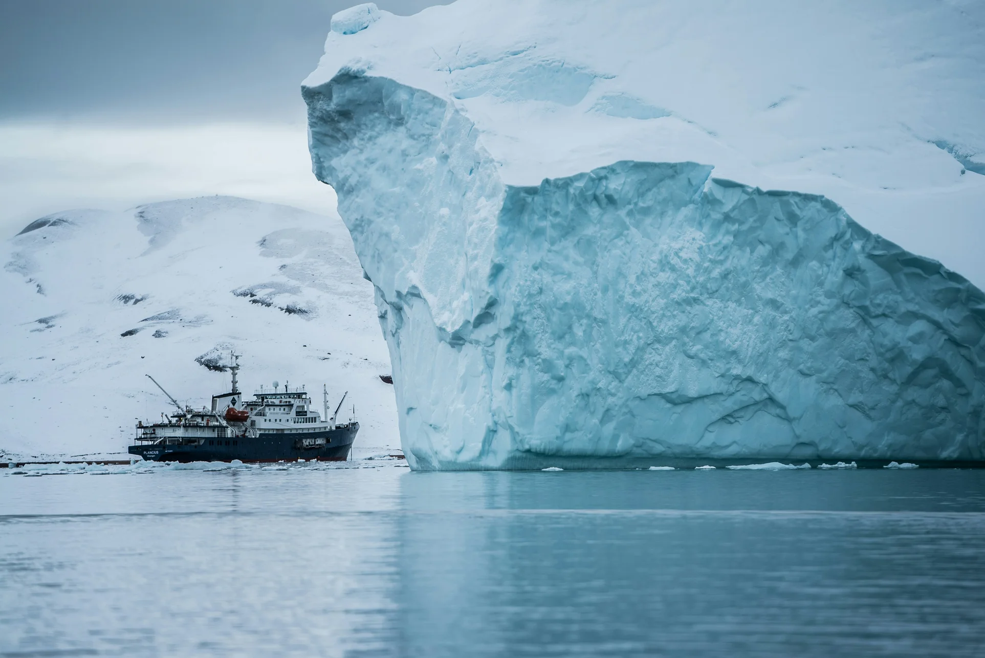 Barco frente a un iceberg.