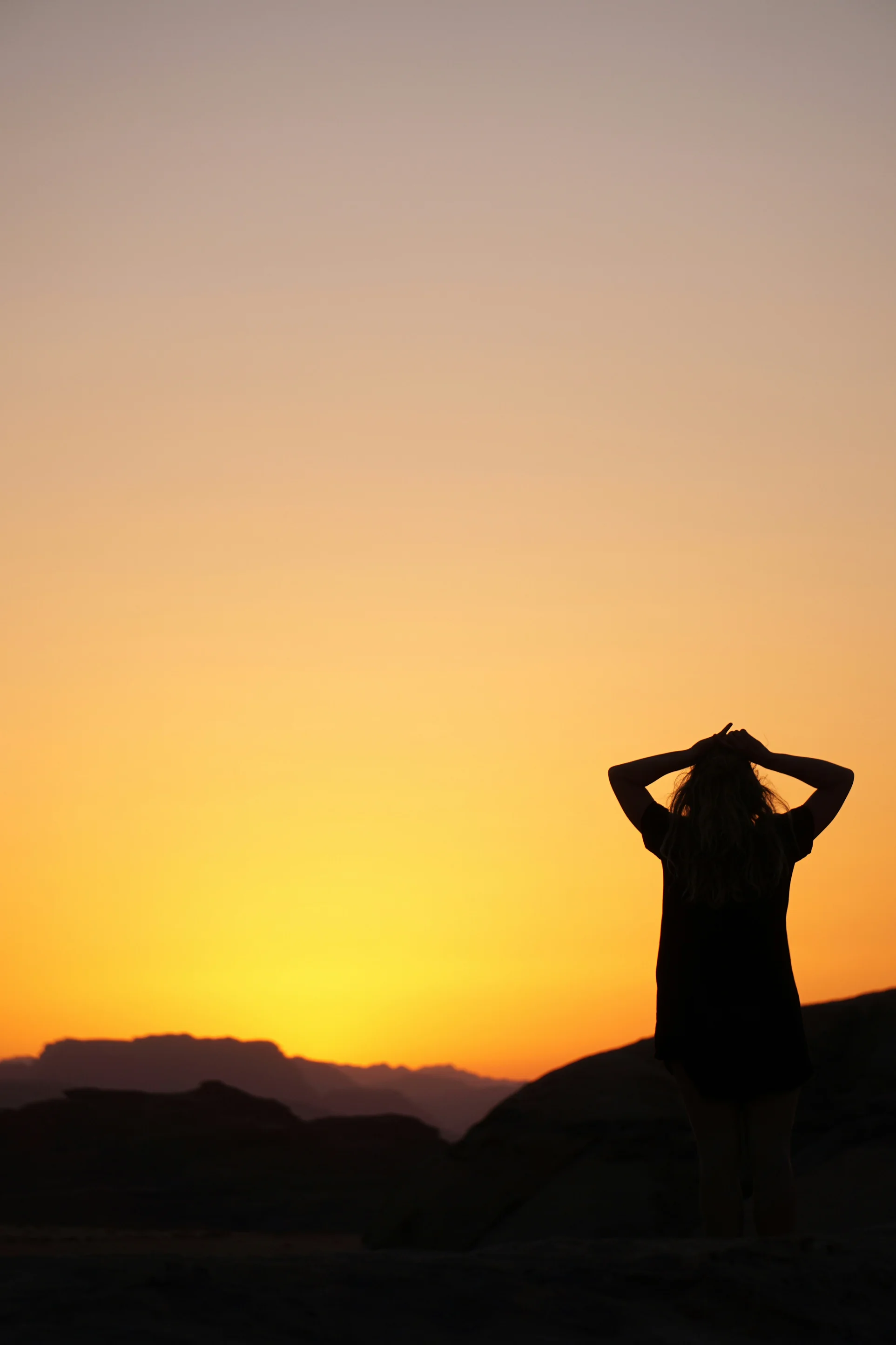 Mujer mirando al horizonte.