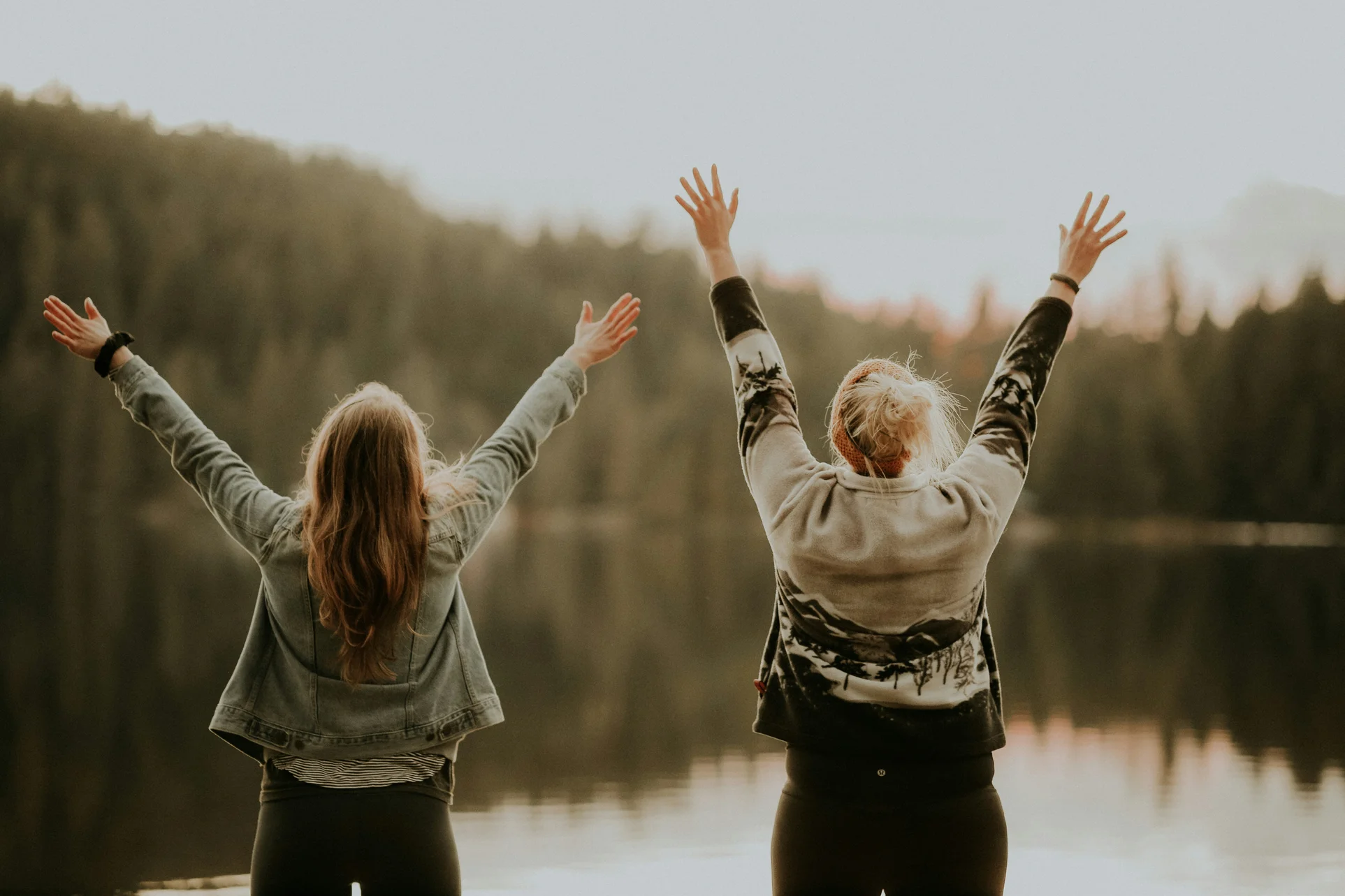 Dos mujeres expresando felicidad.