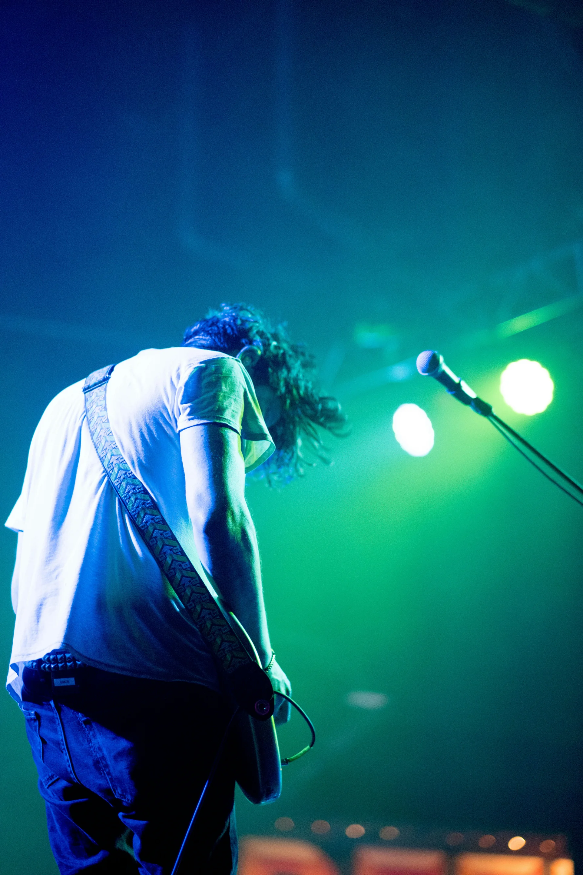 Artista actuando y tocando la guitarra.