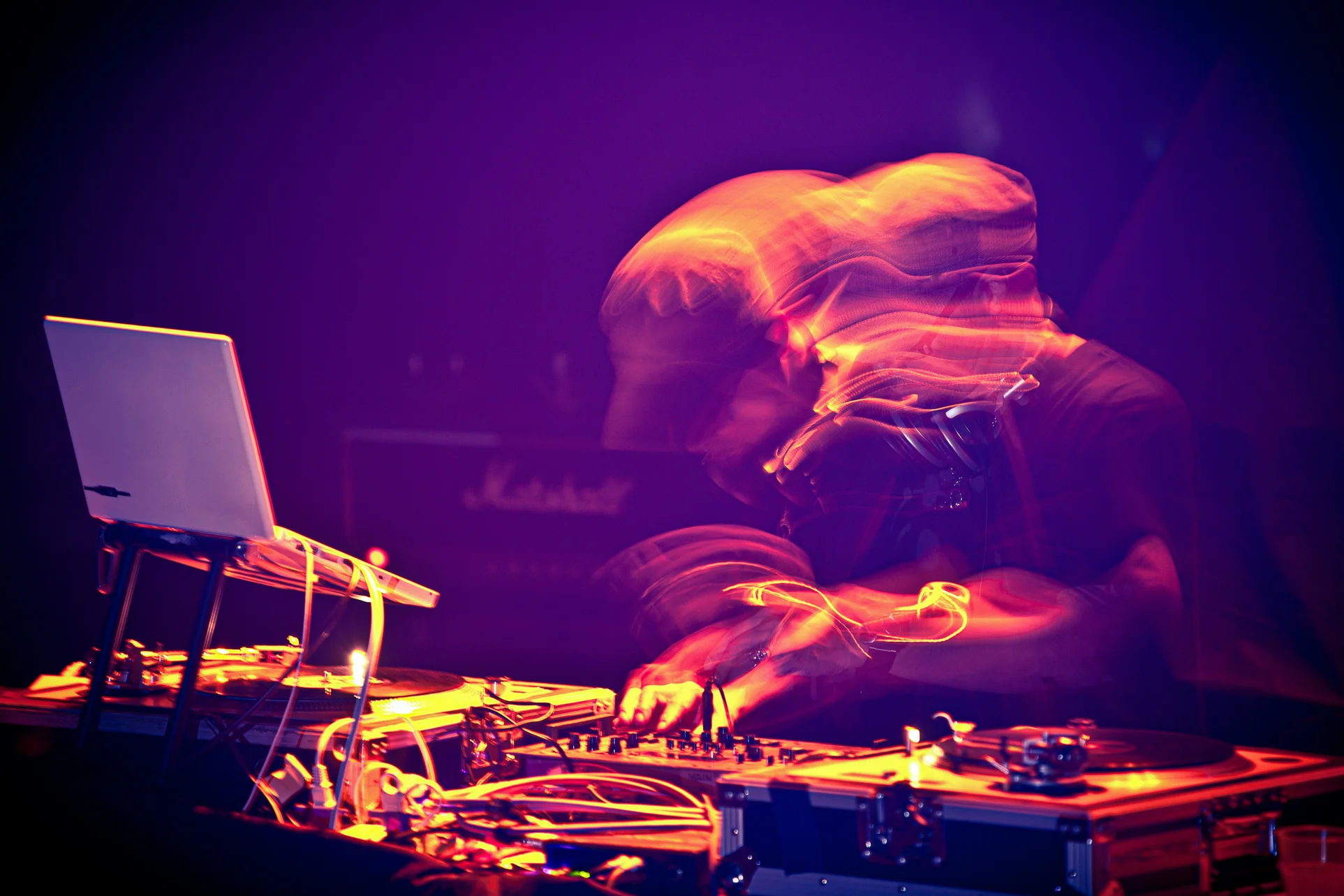 Un DJ en plena sesión.