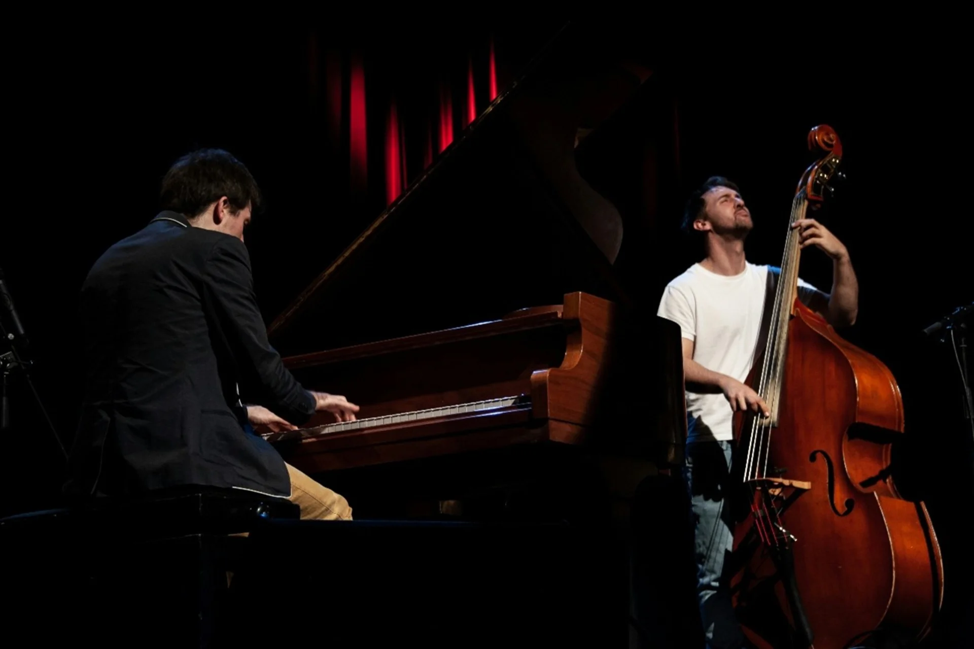 Dúo de jazz ofreciendo una actuación.