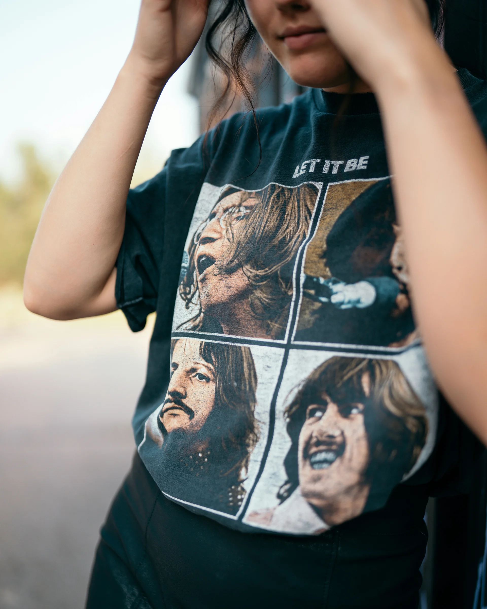 Joven vistiendo una camiseta de The Beatles.