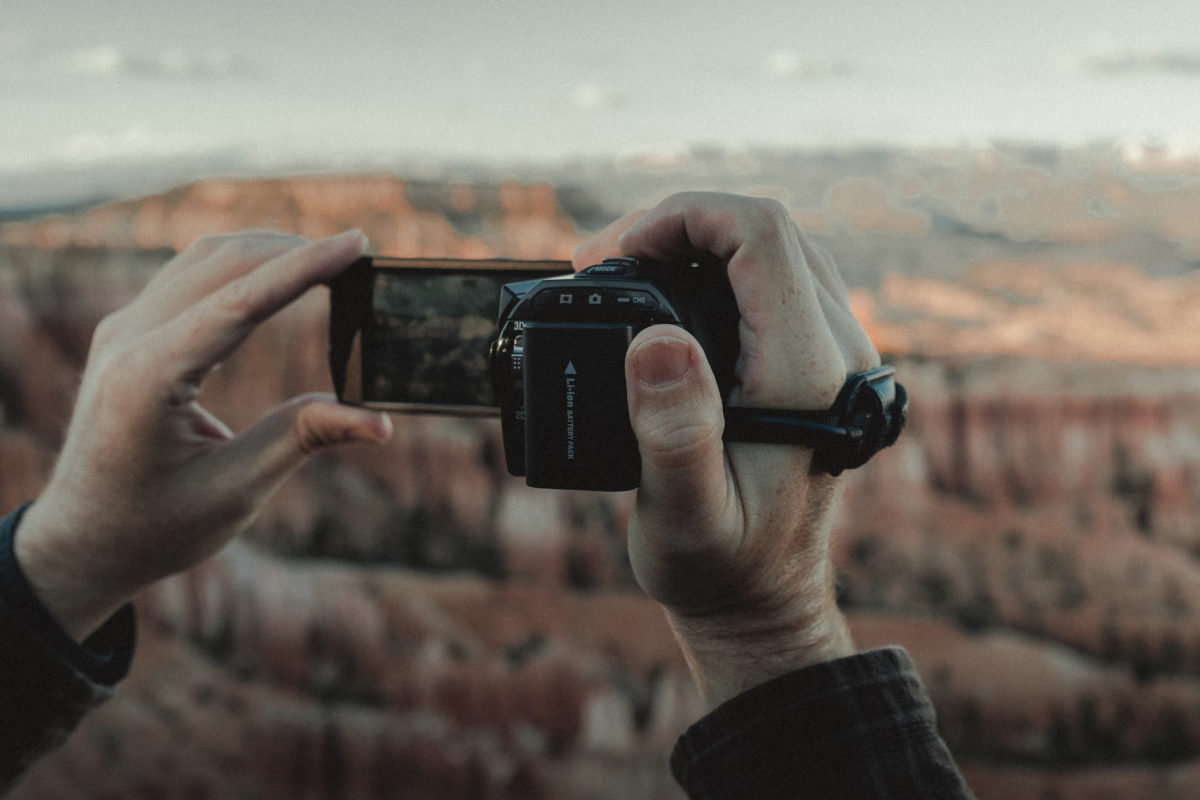 Mano grabando un paisaje con camcorder antigua