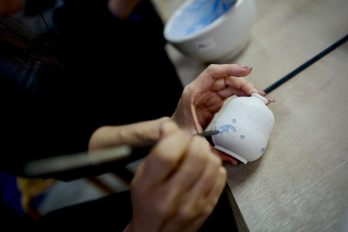 Persona pintando cerámica japonesa