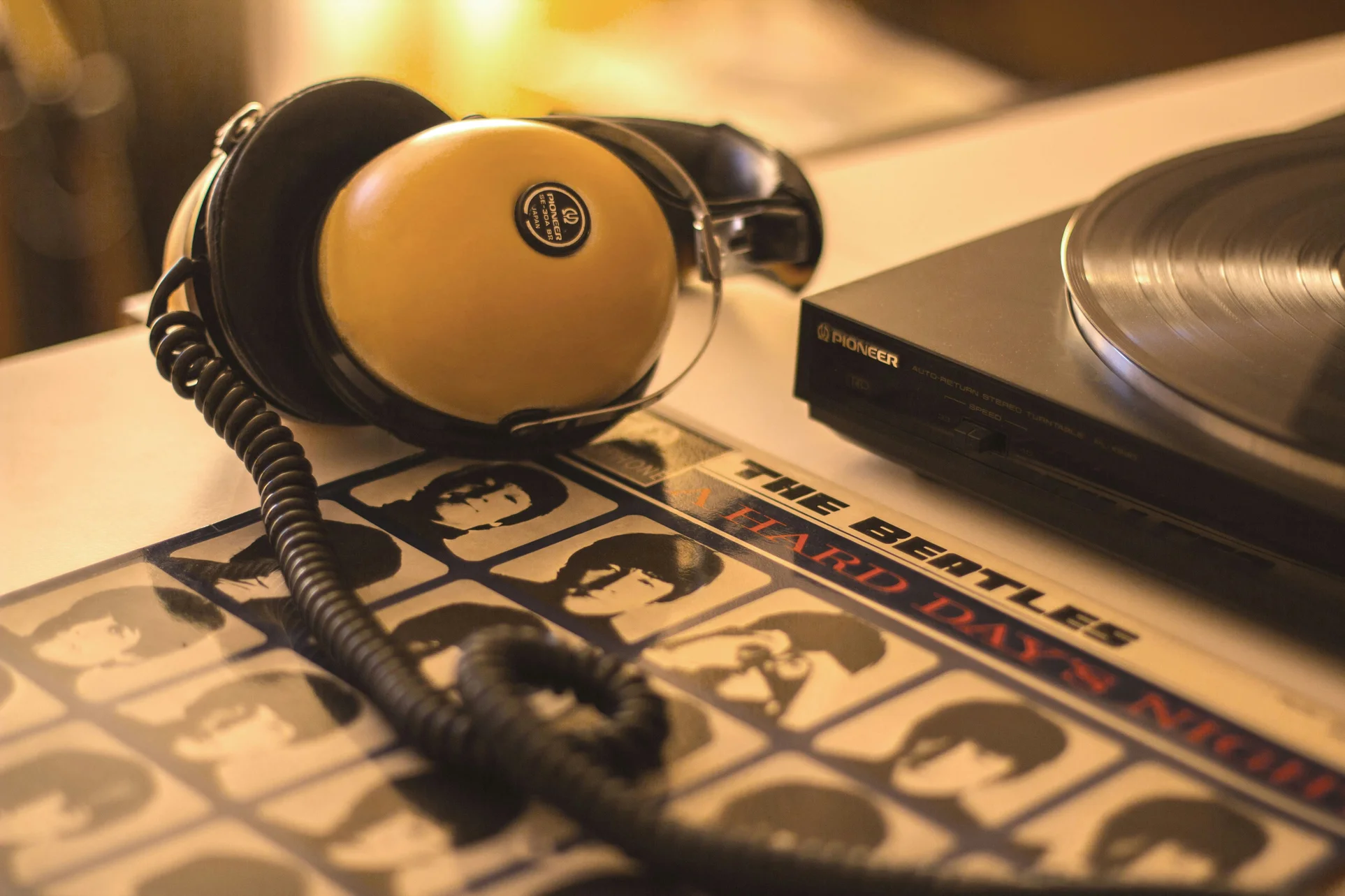 Auriculares sobre un disco de The Beatles.