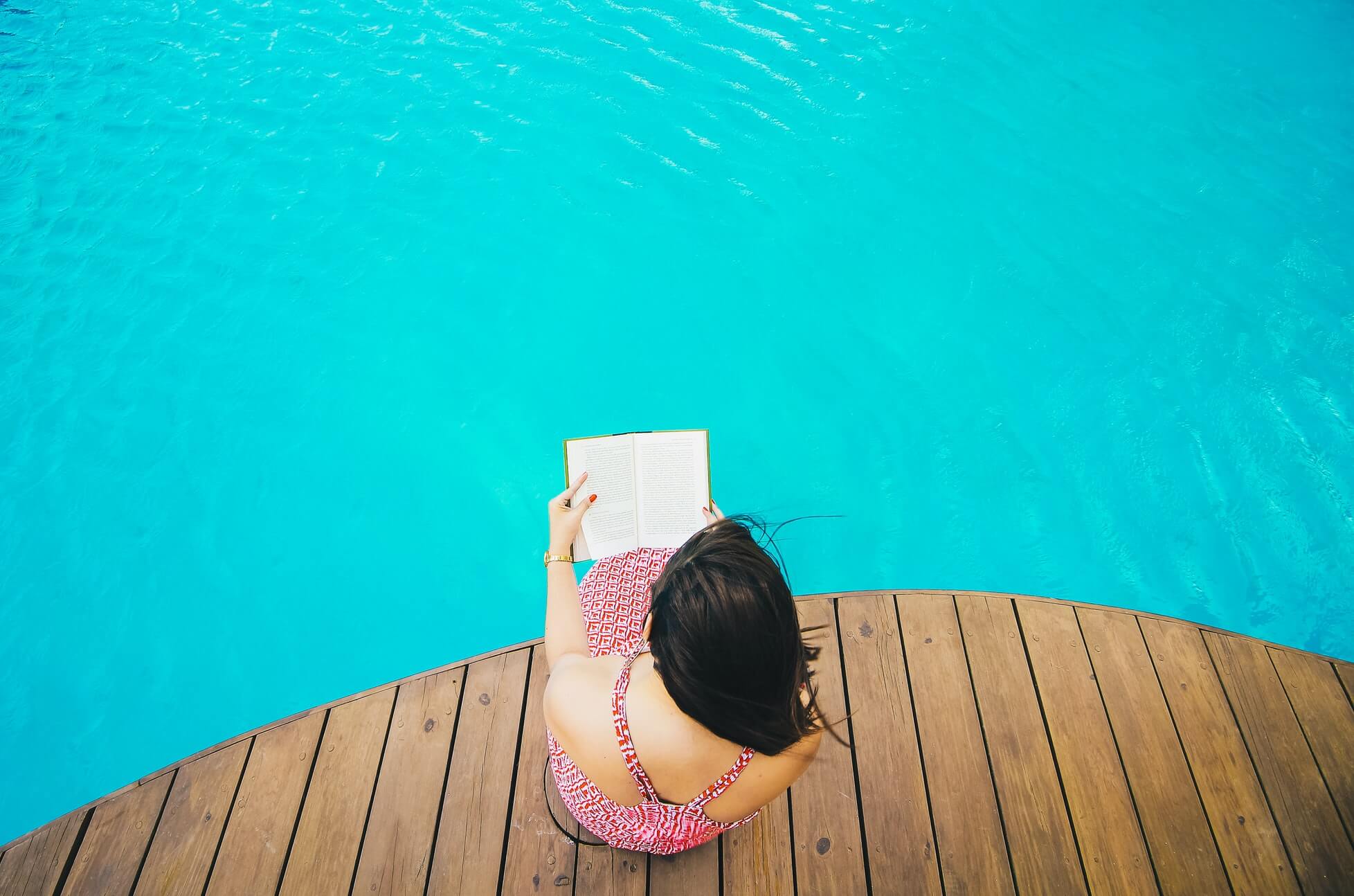 lectura en la piscina