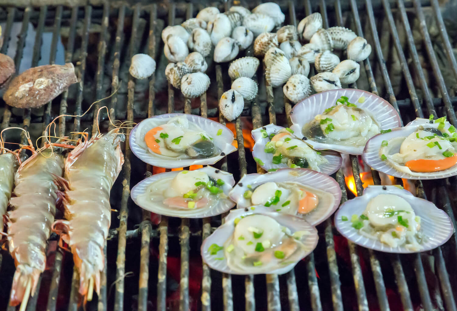 mariscos a la brasa en la barbacoa