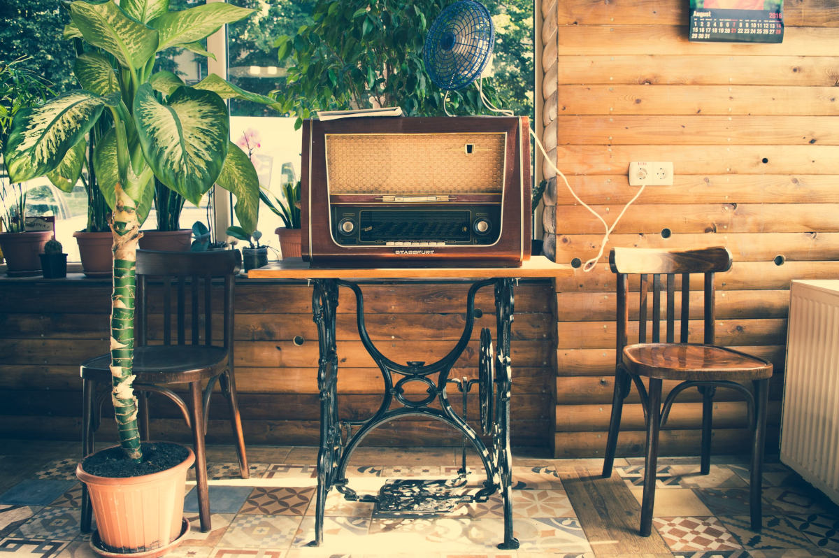 Muebles vintage con una radio antigua encima