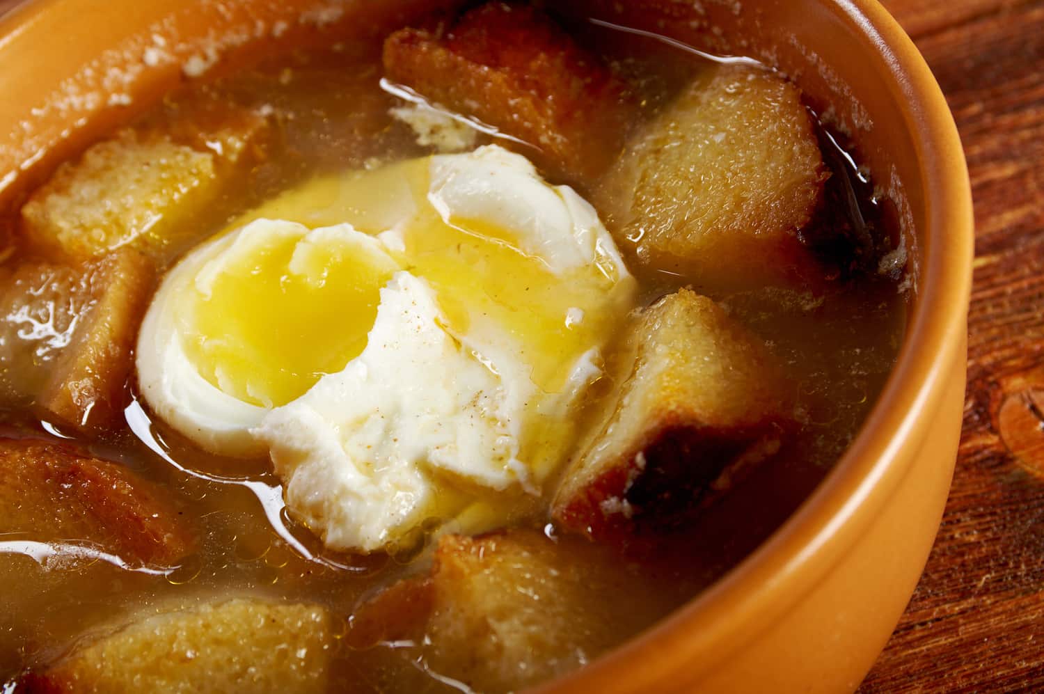 sopa de ajo morado