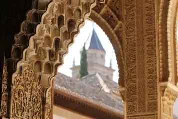 Taracea granadina: el origen de las pequeñas constelaciones de madera que pueblan La Alhambra