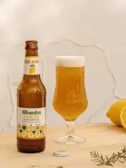 Descubre el origen y significado de la cerveza Radler: una mezcla refrescante de cerveza y limón nacida en Alemania para ciclistas y perfecta para el verano.
