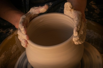 Larga vida a la alfarería, el arte que nos recuerda el valor de parar y crear con las manos