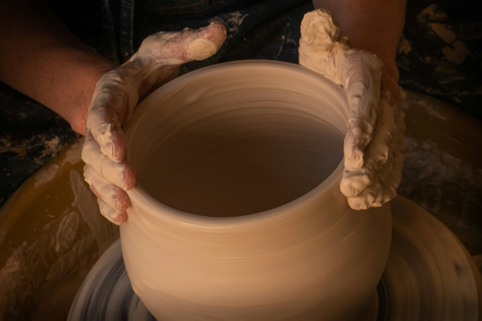 Larga vida a la alfarería, el arte que nos recuerda el valor de parar y crear con las manos