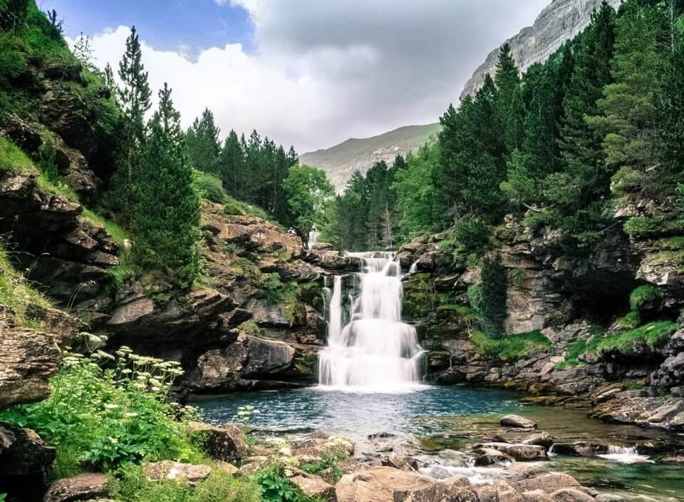 Cinco cascadas y saltos de agua para zambullirse en el verano con escapadas de lo más refrescantes