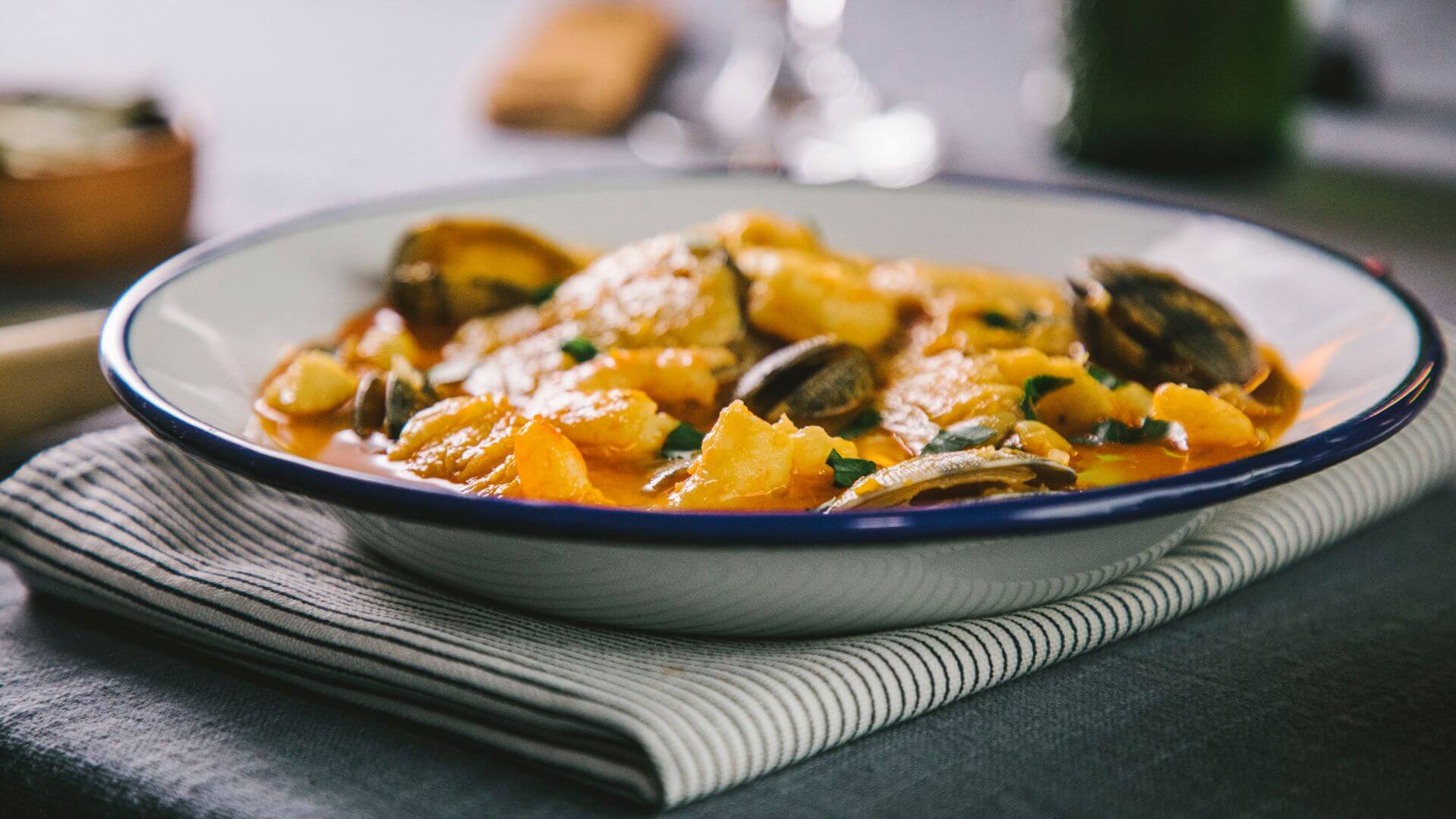 Sopa de pescado y marisco, el plato de cuchara más festivo para disfrutar todo el año