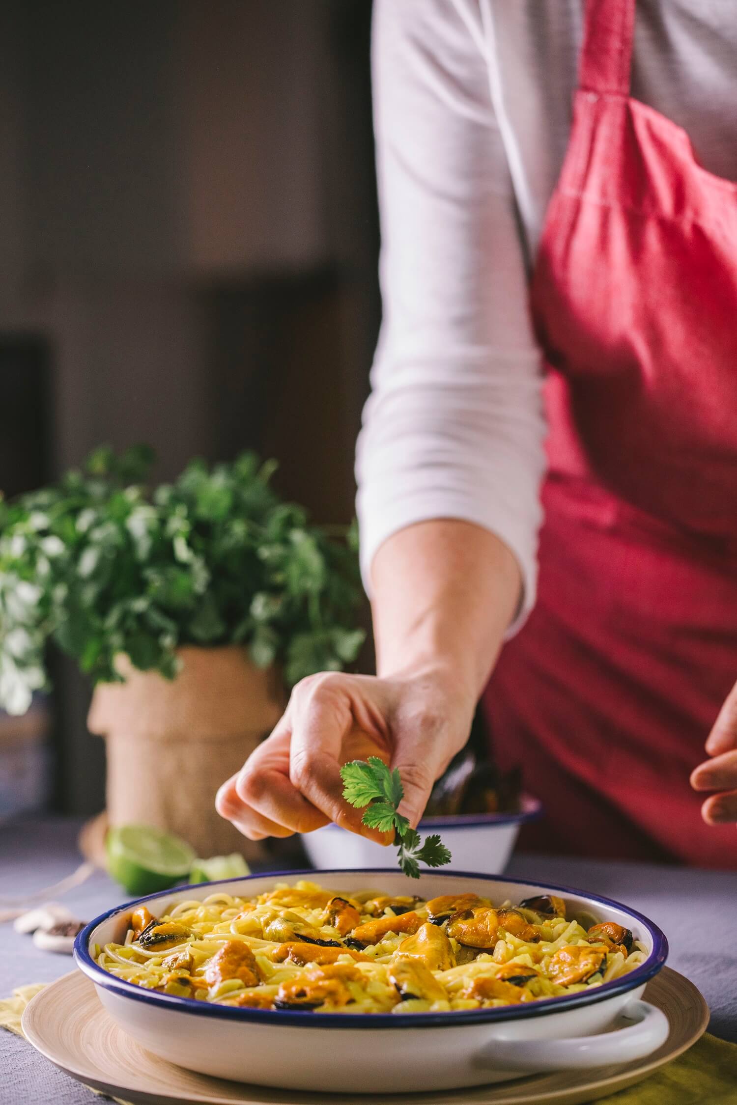 Cómo preparar espaguetis con mejillones y salsa de curry para 6 personas