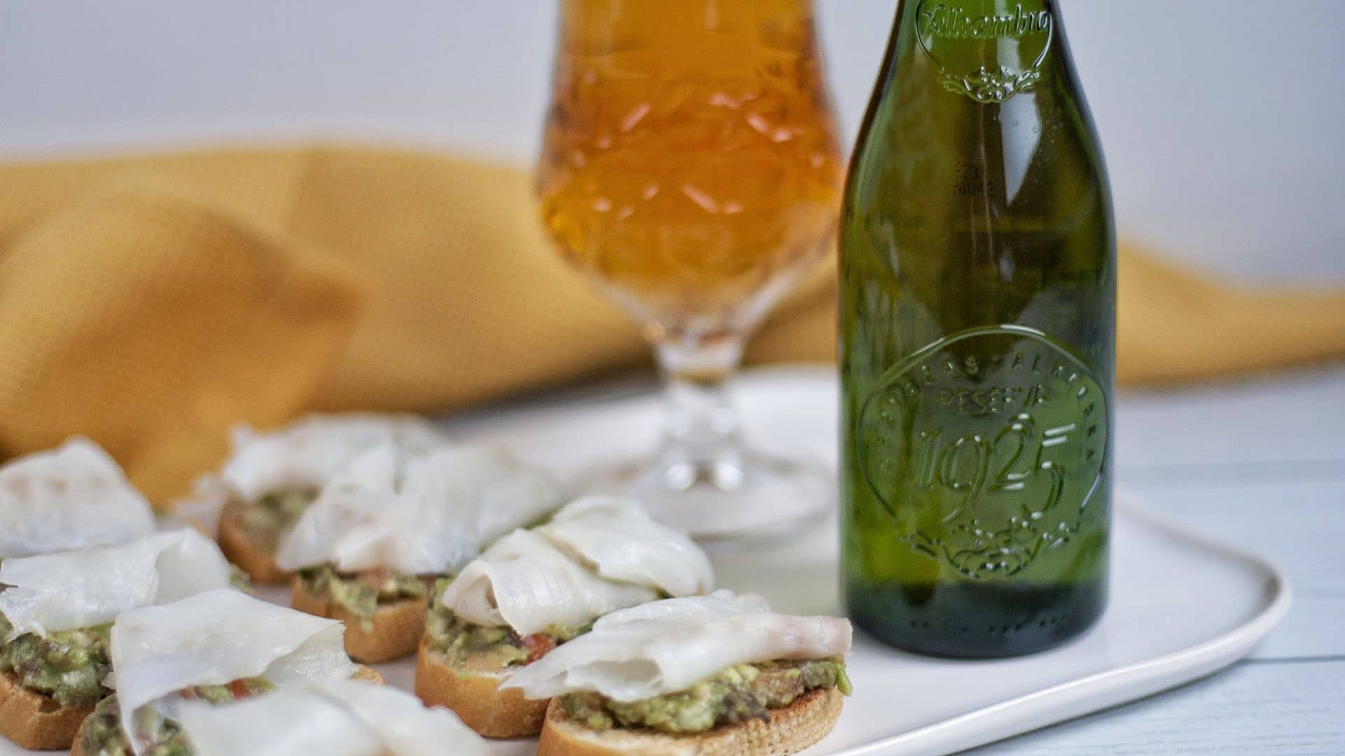 Aperitivo fácil de crema de aguacate y bacalao: sorprende con esta receta de picoteo