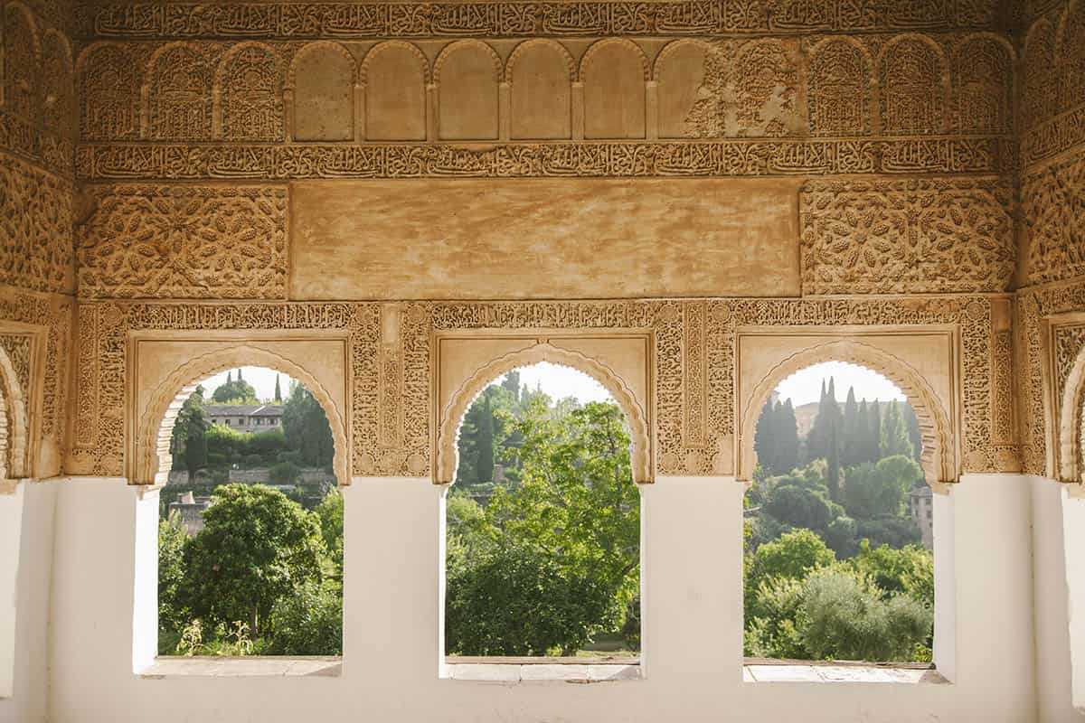 <p>Granada es algarabía, luz, armonía, pulso, fuerza, tensión, movimiento, sabor. Es una vida, con todos sus matices. Escuchamos sus caminos bulliciosos para buscar el núcleo del que nace todo su carácter: La Alhambra. <strong>Nuestros sentidos marcan la ruta y nosotros nos dejamos llevar.</strong></p>

<p>
	<br>
</p>

<p><strong>&nbsp;</strong>En el <strong>Mirador de San Nicolás</strong> la risa y la conversación de los paseantes que viven despreocupados esta mañana calurosa inunda nuestros oídos. En el ambiente habita una sensación de calma y tranquilidad que es toda una invitación a frenar el ritmo, a prestar más atención a nuestro entorno y a deleitarnos con los sonidos del paisaje.</p>