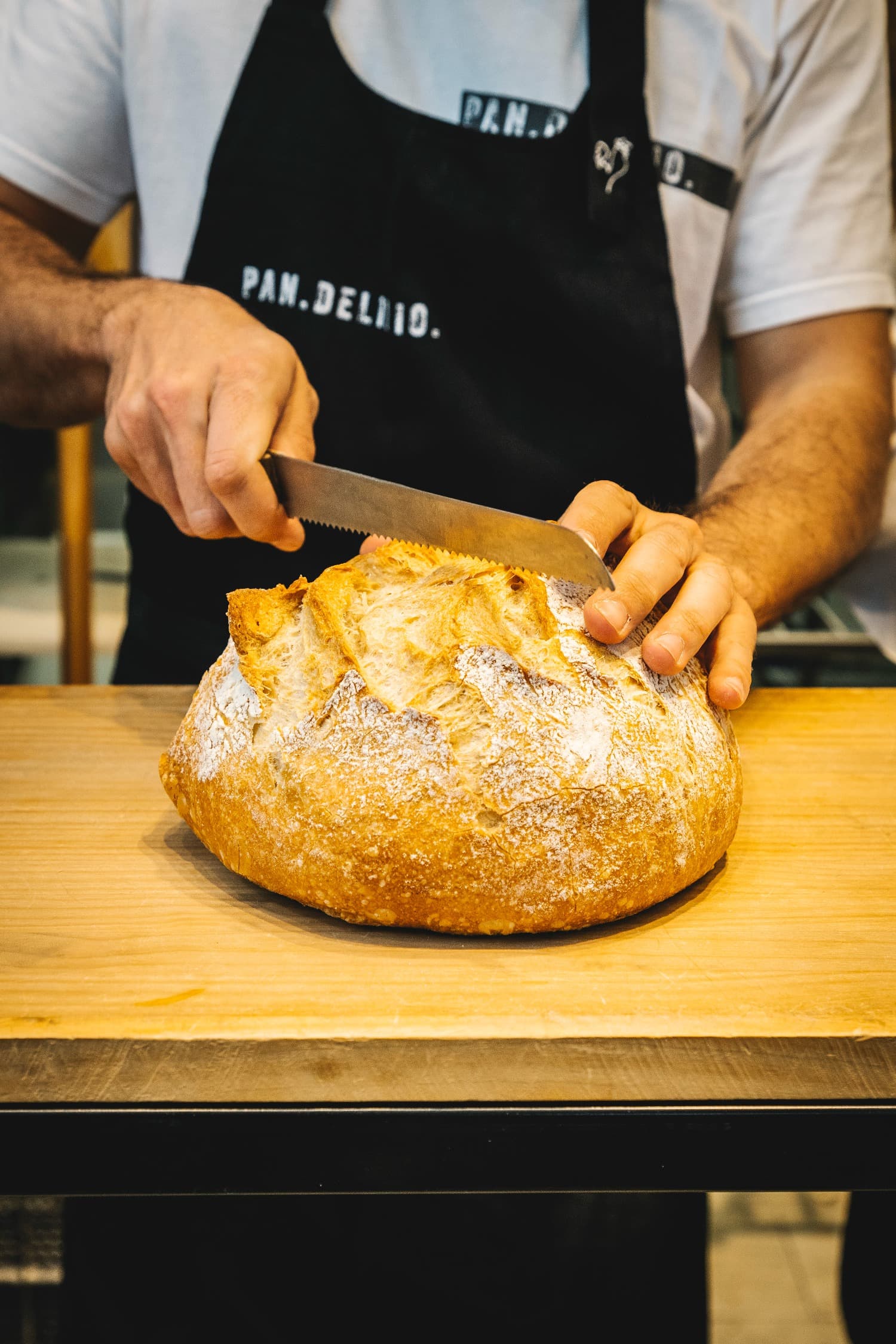 <p dir="ltr">En el local de un coqueto chaflán de la calle Juan Bravo de Madrid se sucede un goteo incesante de clientes. El destino (o inicio del viaje) es <a href="https://pandelirio.es/" rel="noopener noreferrer" target="_blank">Pan Delirio</a>, el establecimiento que, con poco más de cuatro años de vida y con un claro posicionamiento en lo que al pan respecta, se ha convertido, como cualquier panadería, en una pieza clave del barrio. <strong>Pero Pan Delirio no es una panadería más.</strong></p>

<p dir="ltr">
	<br>
</p>

<p dir="ltr">Todo comenzó cuando<strong>&nbsp;Javier Cocheteux y su padre&nbsp;</strong>(comparten nombre, semblante encantador y carisma) decidieron instalar en la citada calle un punto de venta de sus roscones, su particular tesoro familiar.</p>

<p dir="ltr">
	<br>
</p>

<p dir="ltr">Si bien hoy esos roscones son casi un símbolo más de la Navidad madrileña, lo que ha construido la identidad de Pan Delirio es <strong>su pan</strong>, que se despacha de forma constante desde ese mostrador de la calle Juan Bravo.</p>