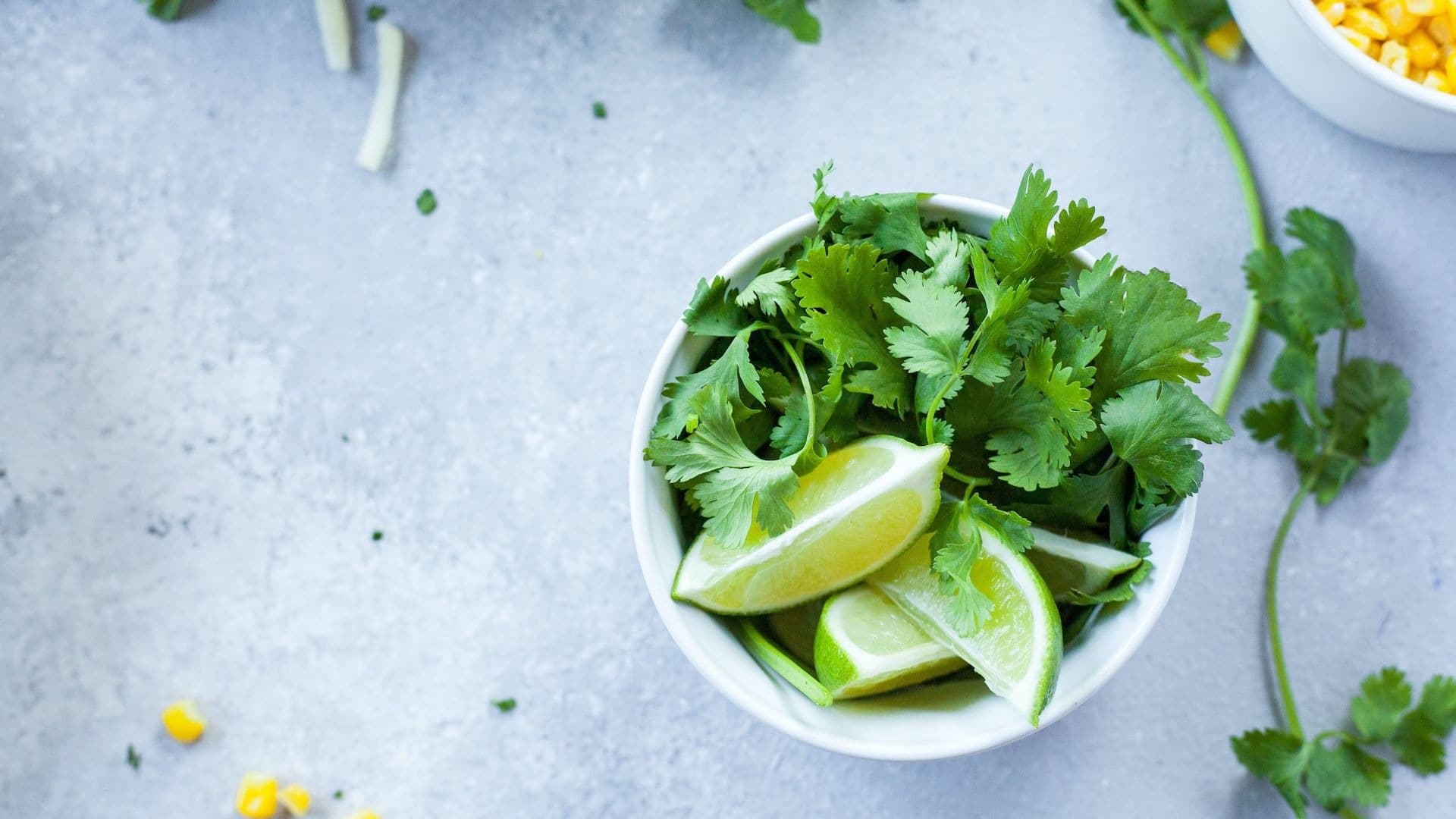 5 hierbas aromáticas frescas que no pueden faltar en la cocina y cómo usarlas para dar un toque de distinción a tus platos