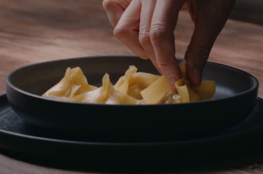 Ravioli relleno de pollo y membrillo con salsa de Idiazábal: el sabor del campo a la mesa