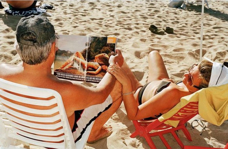 ¿Por qué nos fascinan las fotos de gente en la playa? La sombra de Martin Parr es alargada