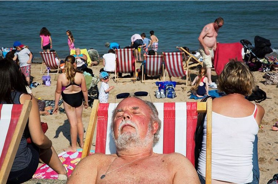 ¿Por qué nos fascinan las fotos de gente en la playa? La sombra de Martin Parr es alargada