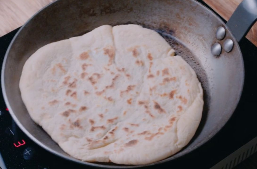 Pan naan con mortadela trufada, burrata y pistachos: una cuestión de equilibrio
