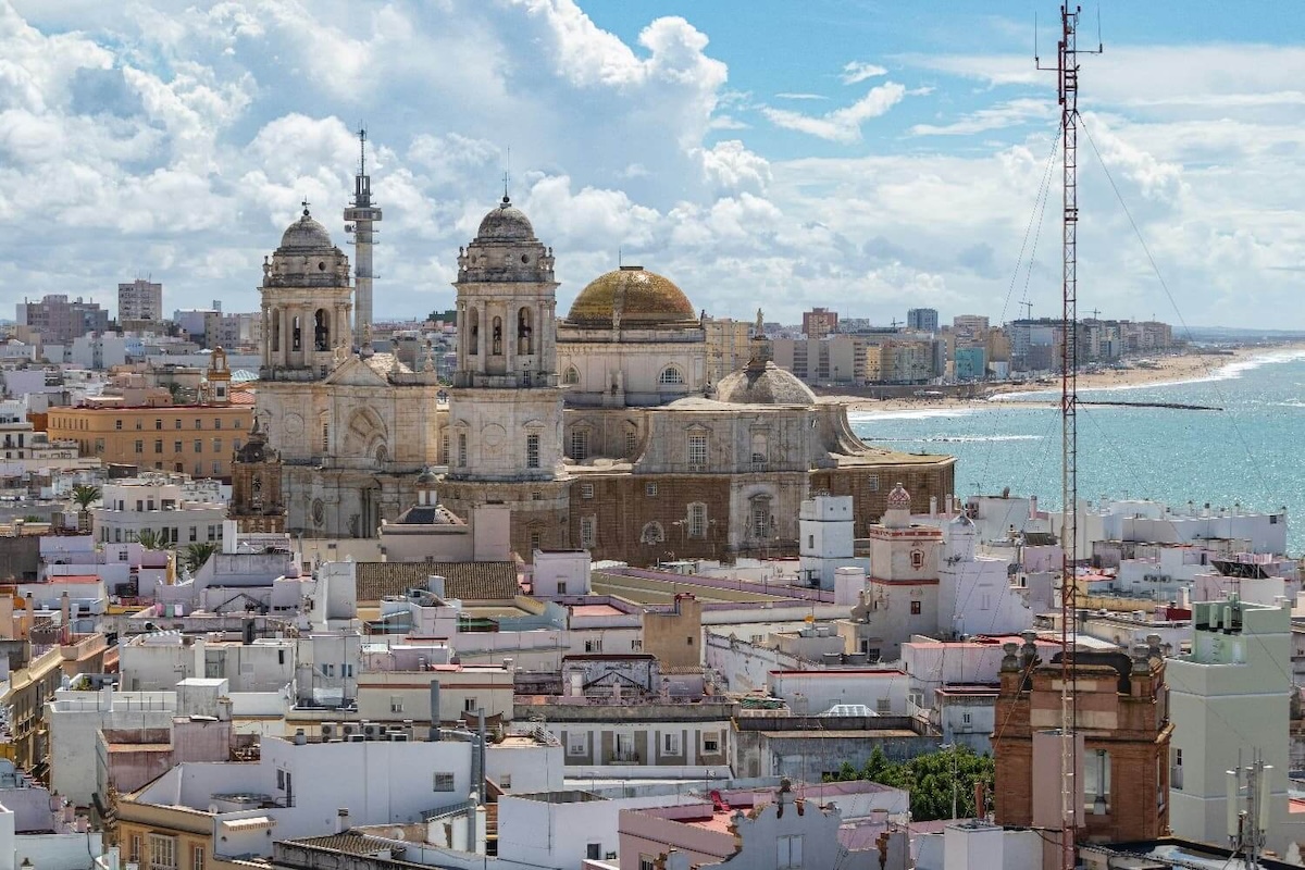 Cádiz: tacita de plata, urbe milenaria