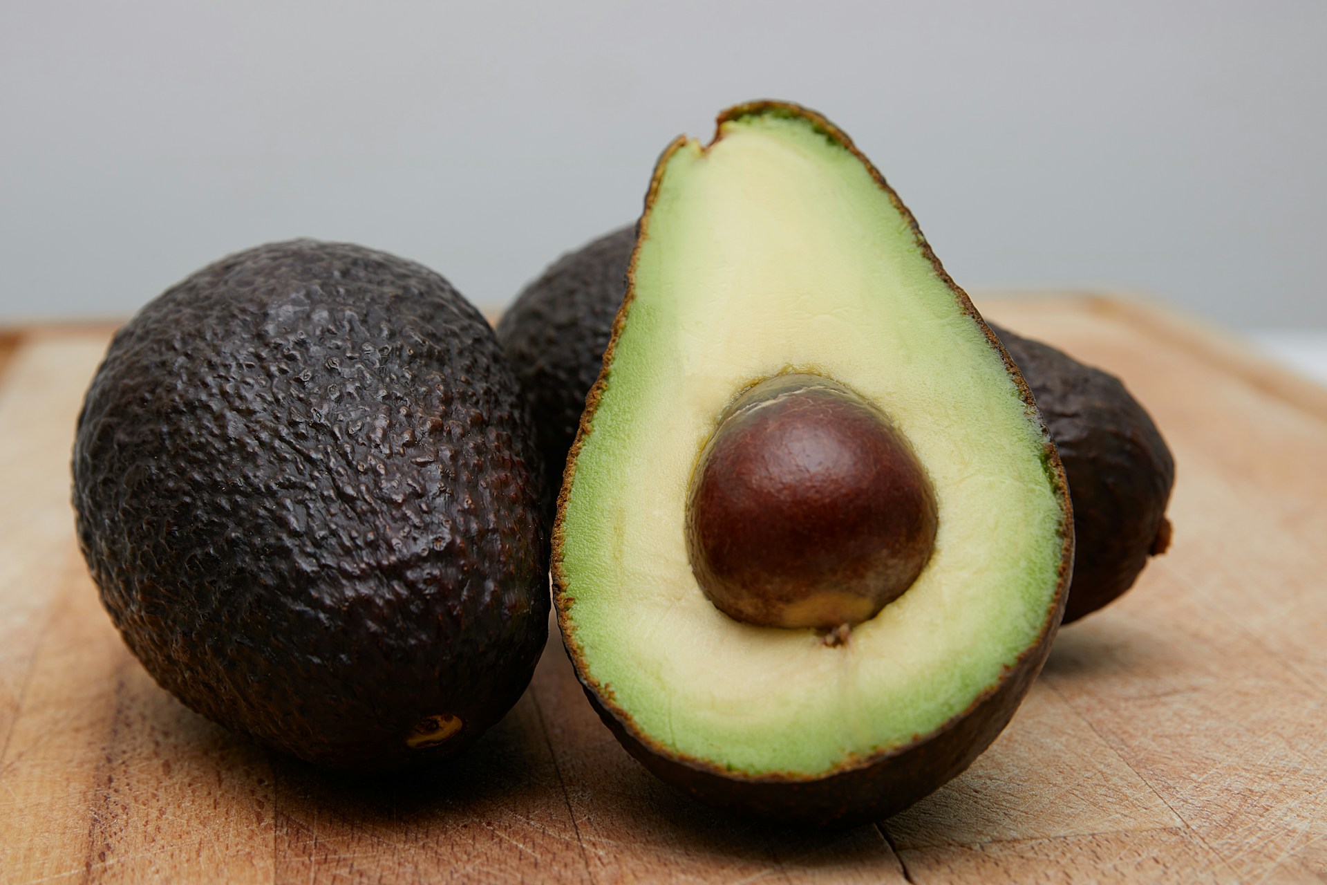 En los años 20, un cartero descubrió el oro verde que desayunamos hoy: así llegó el aguacate a nuestras vidas