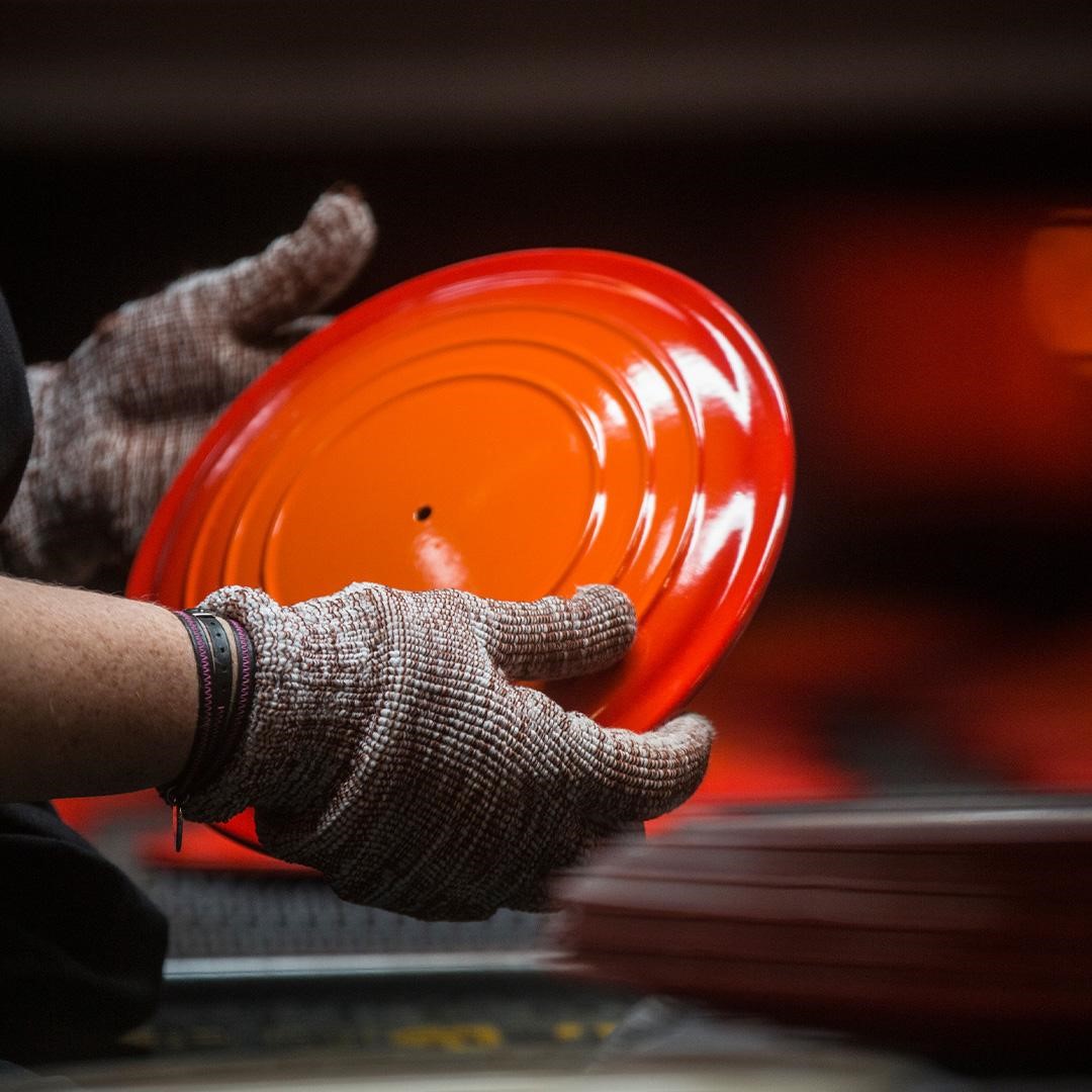 Las ollas de colores que invaden nuestras cocinas tienen una historia centenaria: este es el pasado de Le Creuset